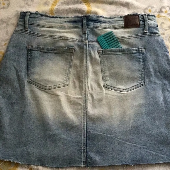 Cute Jean Skirt front and back pockets fringed hem - Picture 4 of 5